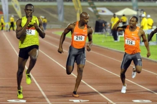 Zleva v&iacute;těz Usain Bolt, stř&iacute;brn&yacute; Asafa Powell a bronzov&yacute; Frater.