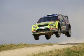 Fin Hirvonen se svým vozem Ford Focus WRC.