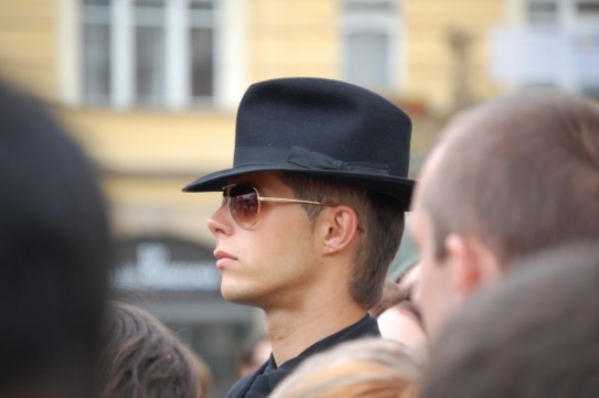 Nechyběly ani klobouky, tmavé brýle a rukavičky.
