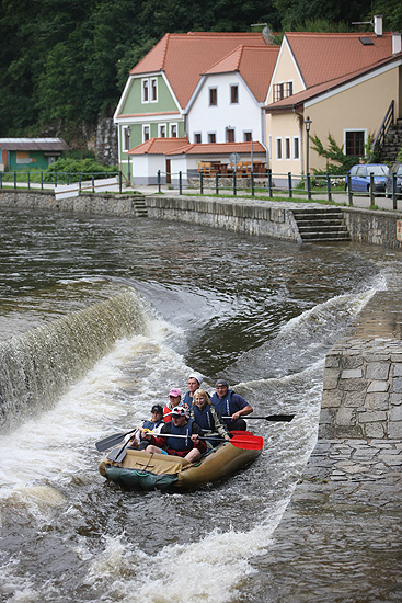 Vodáci pokoušejí štěstí a sjíždějí jez na Vltavě. Vodáci pokoušejí štěstí a sjíždějí jez na Vltavě.