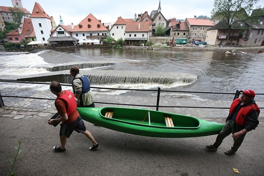 Vodáci si nesou kánoi. Rozvodněné řeky se nebojí.