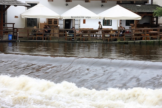 Zbývalo už jen pár centimetrů a voda by dosáhla do restaurace.
