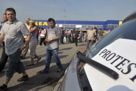 Zemědělci se shromáždili na parkovišti obchodního centra Ikea v Brně.