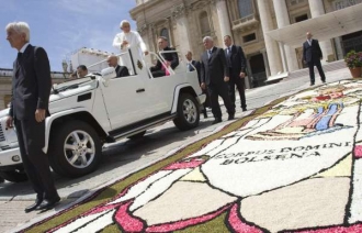 Benedikt XVI. na Svatopeterském náměstí ve Vatikánu.