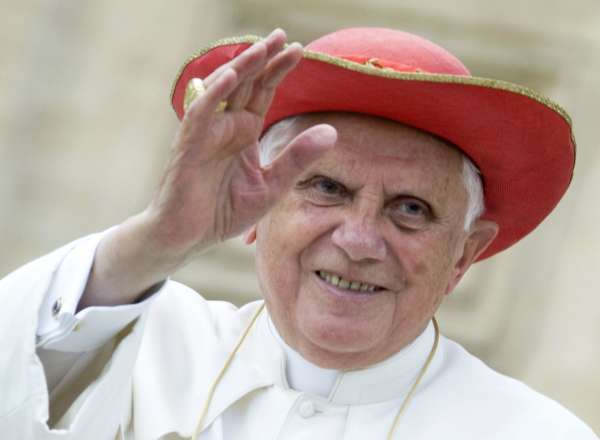 Benedikt XVI. na Svatopeterském náměstí ve Vatákánu.