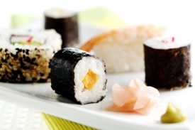 Nejznámější variantou sushi jsou maki rolky.