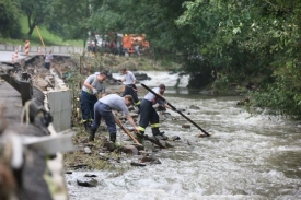 Lidé stále uklízejí spoušť, kterou povodně napáchaly.