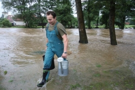 Pen&iacute;ze půjdou zejm&eacute;na na pobořen&eacute; mosty, vysouseče a dal&scaron;&iacute; techniku.