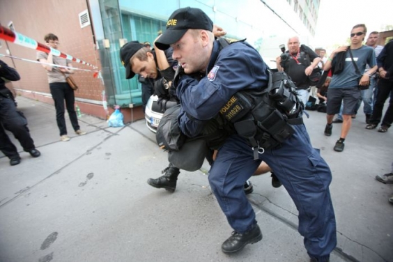 Při dnešním zásahu asistovali černým šerifům hasiči a policisté.