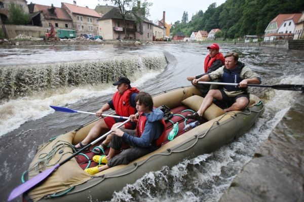 I přes varování vodáci na Vltavě riskují. 