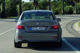 BMW 530i upoutá zvukem, 530d je ale zároveň neskonale praktické.