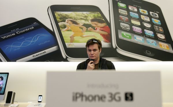 Nový iPhone se v Česku nejspíš začne prodávat v polovině července