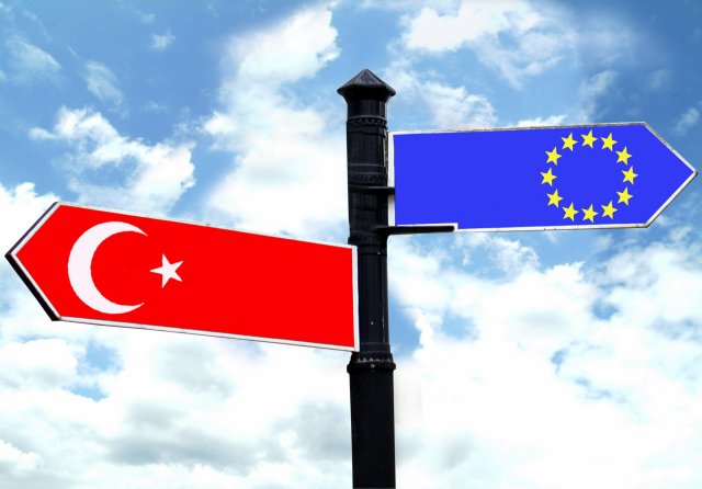 EU tady a Turecko patří tam. To je zatím většinové mínění Europanů. EU tady a Turecko patří tam. To je zatím většinové mínění Europanů.