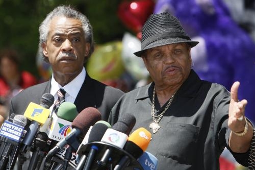 Reverend Al Sharpton a Joe Jackson, otec Michaela Jacksona (vpravo).