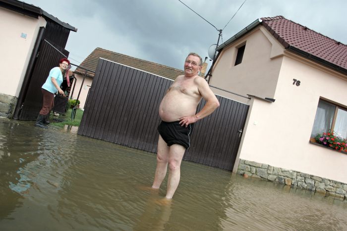 Manželé Horákovi z Putimi se radují: voda konečně začala klesat.