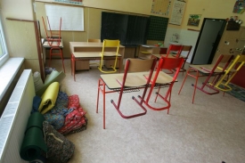 Provizorní spaní v základní škole. Tady přespávaly děti z domova.