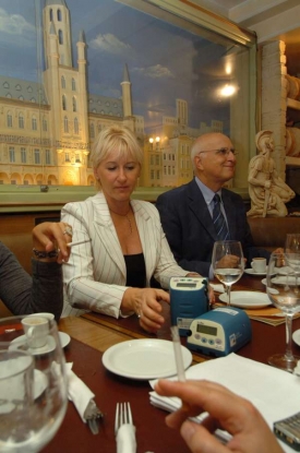 Ekoeurokomisař Dimas, bojovník proti kouření, obklopen kuřáky.