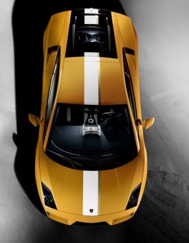 Speciální edice Lamborghini LP 550-2 Valentino Balboni s pohonem zadních kol se pozná podle bílých pruhů lemovaných zlatými linkami. Na výběr bude z osmi laků karoserie.