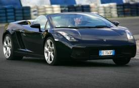 Valentina Balboniho jsme měli tu čest potkat osobně při prezentaci značky Lamborghini na autodromu Sosnová. Byl nedostižitelný.