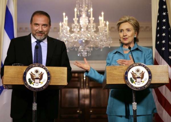 Lieberman na tiskovce s americkou resortní kolegyní Clintonovou.
