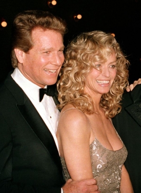 Herec Ryan O'Neal s přítelkyní Farrah Fawcettovou.