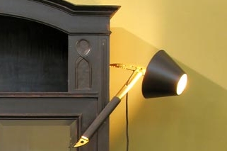 Lampička Eiger North Light od designéra Matthiase Riese.