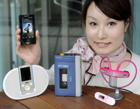 Evoluce walkmanu od kazet přes MP3 přehr&aacute;vač po mobil.