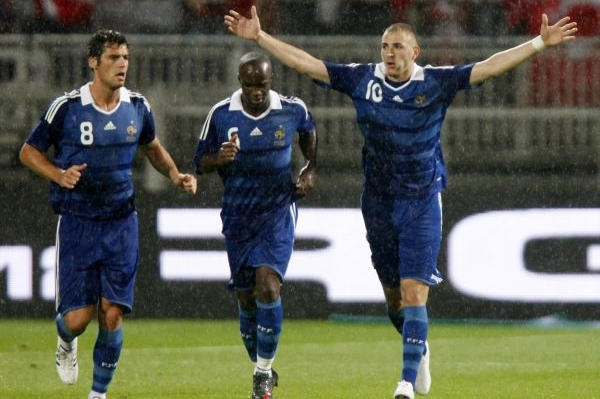 Fotbalový útočník Karim Benzema (vpravo) v dresu Francie.