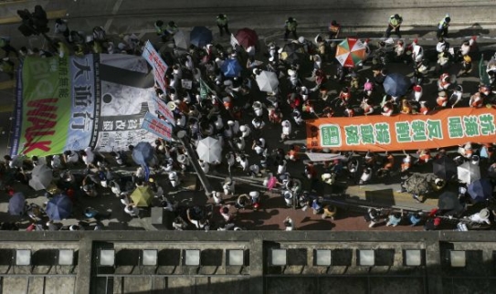 Průvod protestujících v ulicích Hongkongu.