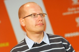 Podle posledn&iacute;ho průzkumu je Sobotka nejobl&iacute;beněj&scaron;&iacute;m politikem.