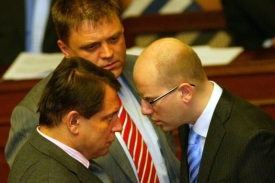 Jiří Paroubek a Bohuslav Sobotka v Poslanecké sněmovně.