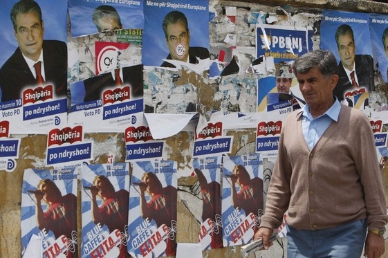 Volební plakáty Demokratické strany v Tiraně. Volební plakáty Demokratické strany v Tiraně.
