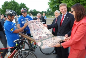 Čeští cyklisté přivezli do Švédska z Prahy Klaudiánovu mapu Evropy.