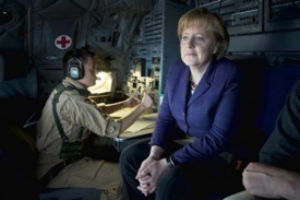 Německ&aacute; kancl&eacute;řka Merkelov&aacute; kdesi nad Afgh&aacute;nist&aacute;nem.