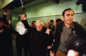 Ivan Pilip s Janem Bubeníkem na letišti po návratu do Prahy.