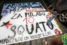 Squatteři demonstrovali, Kocáb jim slíbil jiný dům.