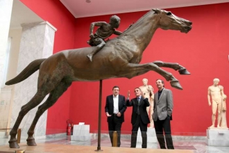 Barroso na koni? &Scaron;&eacute;f EK v muzeu archeologie v At&eacute;n&aacute;ch.