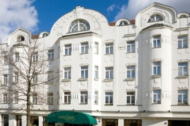 V baru hotelu Savoy se lobbovalo za znovuzvolení Klause prezidentem.