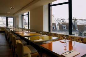 Nižší DPH má pomoci zaplnit prázdná místa v restauracích.