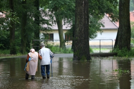 O víkendu opět hrozí přívalové deště.