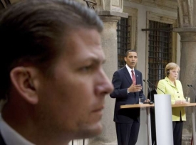 Chlapík z ochranky při návštěvě Obamy s Merkelovou v Drážďanech.
