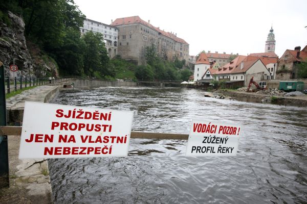 Českým Krumlovem jen na vlastní nebezpečí. Českým Krumlovem jen na vlastní nebezpečí.