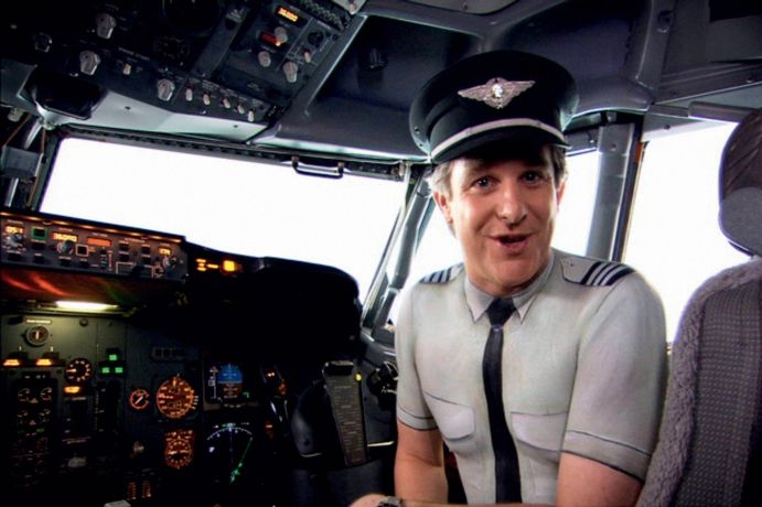 Zaměstnanci Air New Zealand poučují v namalovaném oděvu o bezpečnosti.