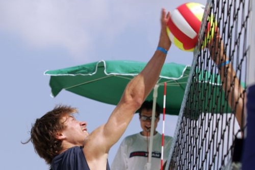 Petr Průcha při beachvolejbalu. Petr Průcha při beachvolejbalu.