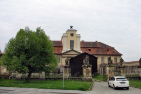 Zámek s bedněním kolem sochy sv. Jiří Zámek s bedněním kolem sochy sv. Jiří