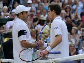 Andy Roddick (vlevo) porazil v semifinále Wimbledonu domácího Murrayho