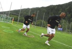 Dřina na soustředění. Patrik Berger a Tomáš Řepka (vpředu).
