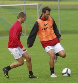 Patrik Berger (vpravo) na tréninku Sparty s Lubošem Kaloudou.