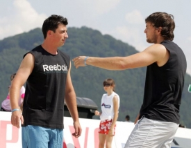 Tomáš Kaberle a Martin Hanzal při beachvolejbalu.
