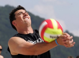 Tomáš Kaberle při beachvolejbalu.